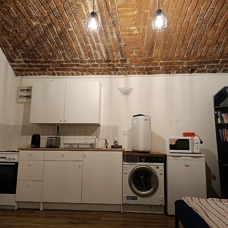 Basic Underground Apartments Next To The Center - Best Tram Line, Cool Local Area Praga Exterior foto